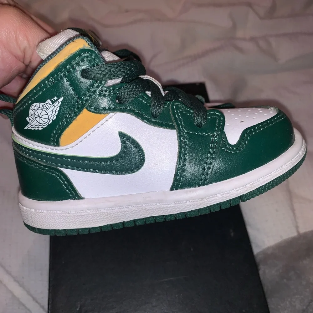 Jordan Kids Sneakers Green White Yellow - Picture 2 of 6